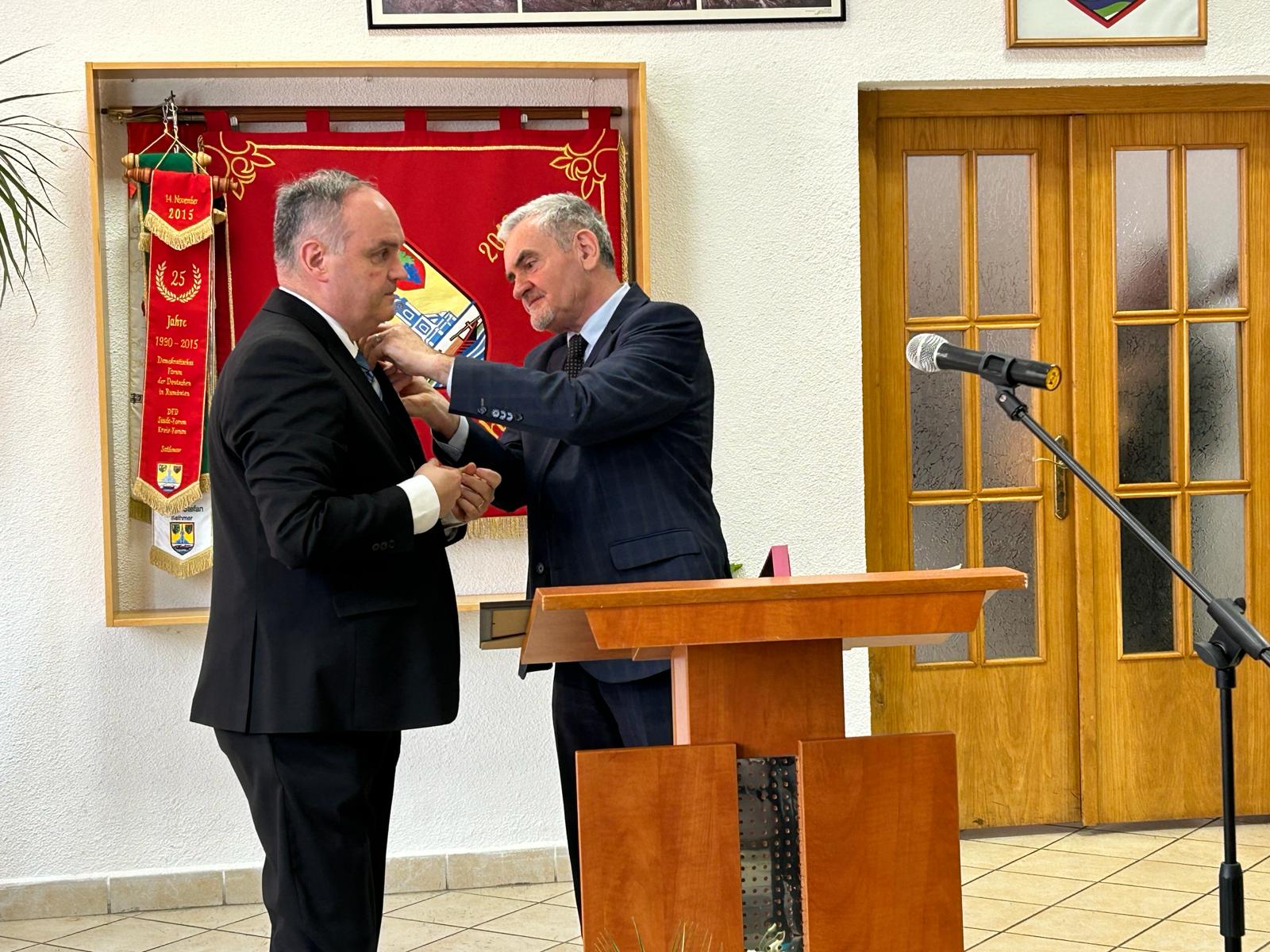Laudatio auf DFDR-Parlamentarier Ovidiu Ganț anlässlich der Verleihung der Ehrennadel in Gold des DFD-Nordsiebenbürgen